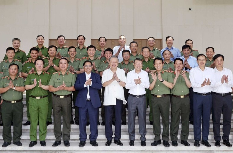 Президент То Лам и Премьер-министр Фам Минь Тьинь фотографируются с участниками конференции. Фото: Нян Шанг Президент То Лам и Премьер-министр Фам Минь Тьинь фотографируются с участниками конференции. Фото: Нян Шанг