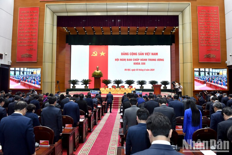 Делегаты минутой молчания почтили память покойного Генерального секретаря ЦК КПВ Нгуен Фу Чонга.