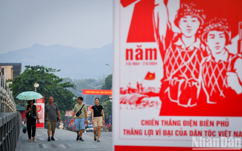 Большие праздничные плакаты размещены на улицах и дорогах города Дьенбьенфу. Большие праздничные плакаты размещены на улицах и дорогах города Дьенбьенфу.