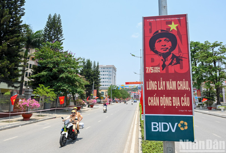 Изображения Президента Хо Ши Мина и главнокомандующего операцией Дьенбьенфу генерала армии Во Нгуен Зяпа на плакатах и баннерах. Изображения Президента Хо Ши Мина и главнокомандующего операцией Дьенбьенфу генерала армии Во Нгуен Зяпа на плакатах и баннерах.