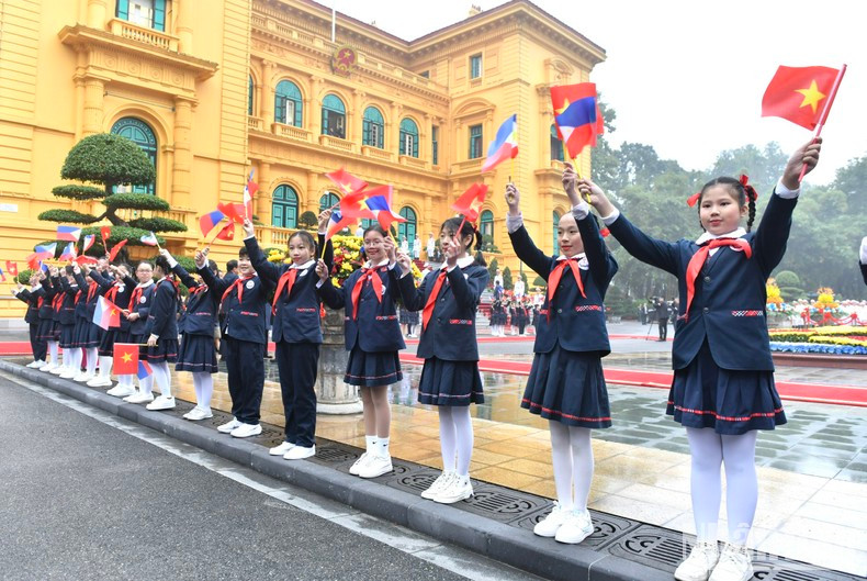 Вьетнамские дети встречают Президента Филиппин с супругой. Фото: Данг Кхоа Вьетнамские дети встречают Президента Филиппин с супругой. Фото: Данг Кхоа