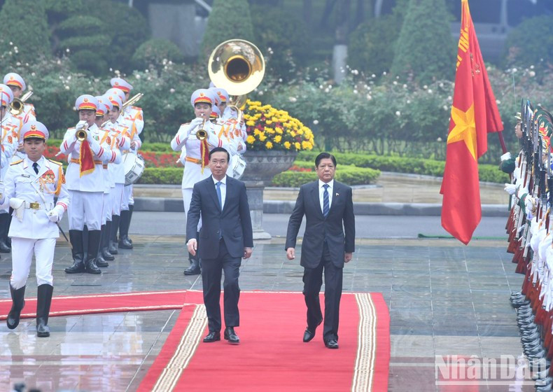 Два Президента обходят строй почетного караула. Фото: Данг Кхоа Два Президента обходят строй почетного караула. Фото: Данг Кхоа