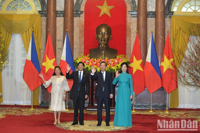 Президент Во Ван Тхыонг с супругой и Президент Филиппин Фердинанд Ромуальдес Маркос-младший с супругой. Фото: Данг Кхоа Президент Во Ван Тхыонг с супругой и Президент Филиппин Фердинанд Ромуальдес Маркос-младший с супругой. Фото: Данг Кхоа