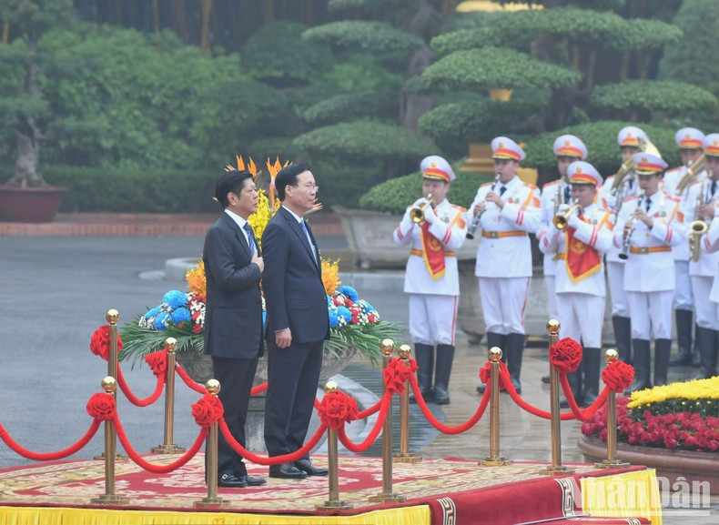 Исполняются государственные гимны. Фото: Данг Кхоа Исполняются государственные гимны. Фото: Данг Кхоа