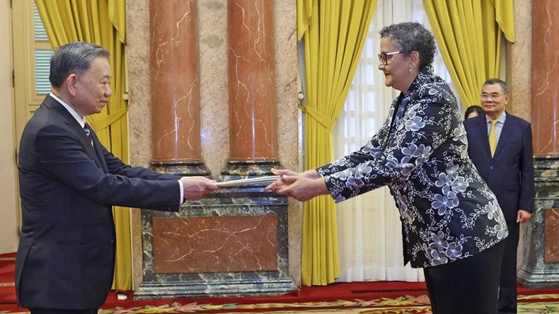 Посол Мозамбика вручает верительные грамоты Президенту То Ламу. Фото: ВИА Посол Мозамбика вручает верительные грамоты Президенту То Ламу. Фото: ВИА