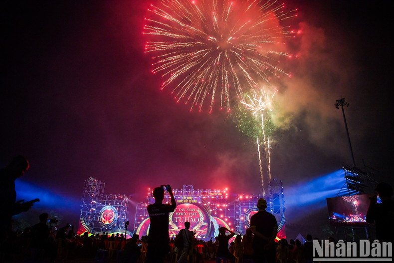 Фейерверк в рамках программы. Фото: Тхань Дат Фейерверк в рамках программы. Фото: Тхань Дат