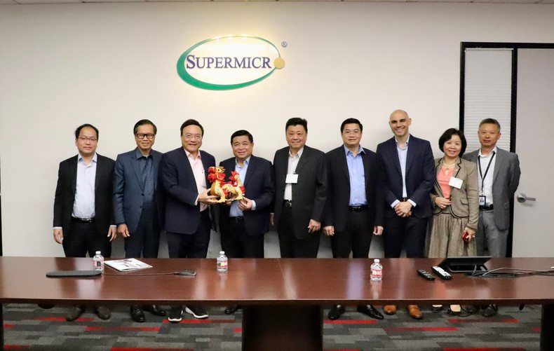 Министр Нгуен Тьи Зунг на встрече с руководителями Super Micro Computer.