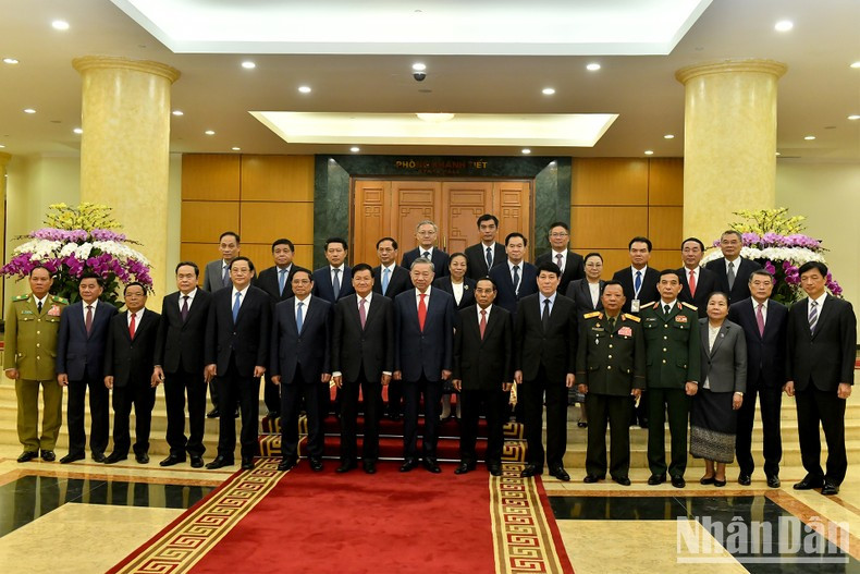 Делегаты фотографируются на память. Фото: Данг Кхоа Делегаты фотографируются на память. Фото: Данг Кхоа