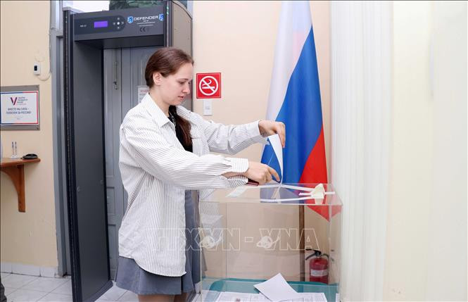 Гражданка России идет на выборы Президента в городе Хошимине. Гражданка России идет на выборы Президента в городе Хошимине.