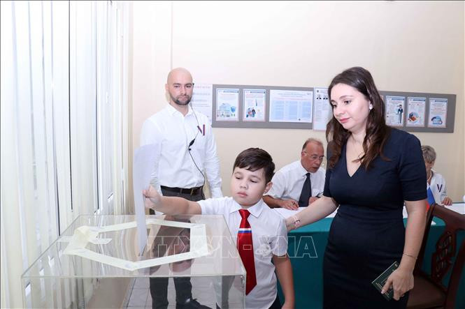 Российская семья идет на выборы Президента России. Российская семья идет на выборы Президента России.