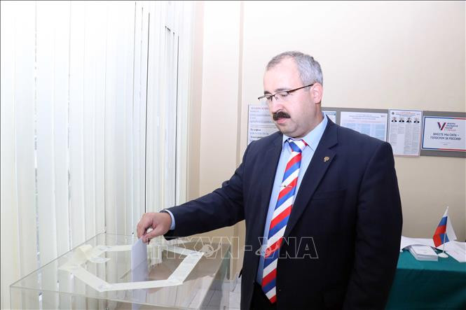 Генеральный консул России в г. Хошимине Тимур Сирожевич Садыков голосует на выборах. Генеральный консул России в г. Хошимине Тимур Сирожевич Садыков голосует на выборах.