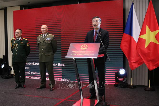 Посол Вьетнама в Чехии Зыонг Хоай Нам выступает на празднике. Фото: ВИА