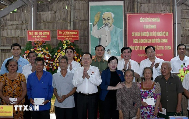 Председатель НС Чан Тхань Ман вручает подарки семьям льготной категории и людям, имеющим заслуги перед революцией. Фото: ВИА Председатель НС Чан Тхань Ман вручает подарки семьям льготной категории и людям, имеющим заслуги перед революцией. Фото: ВИА