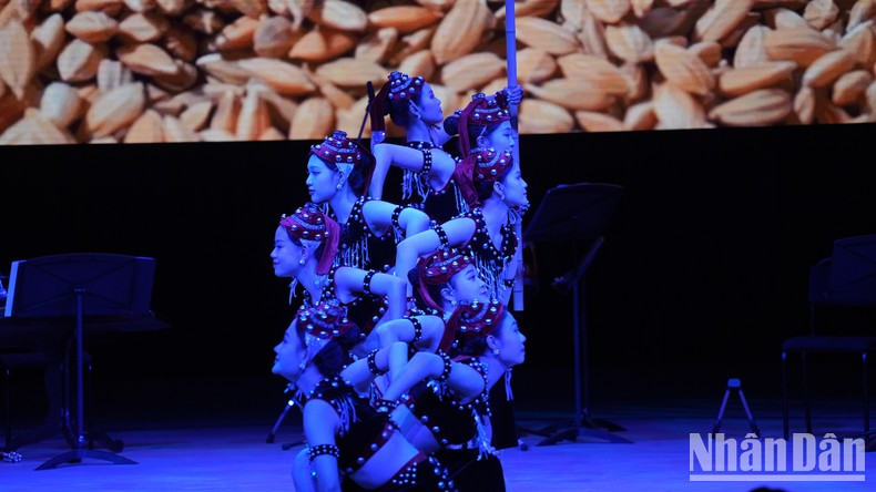 Номер танцевальной труппы Вьетнамского театра современного искусства.