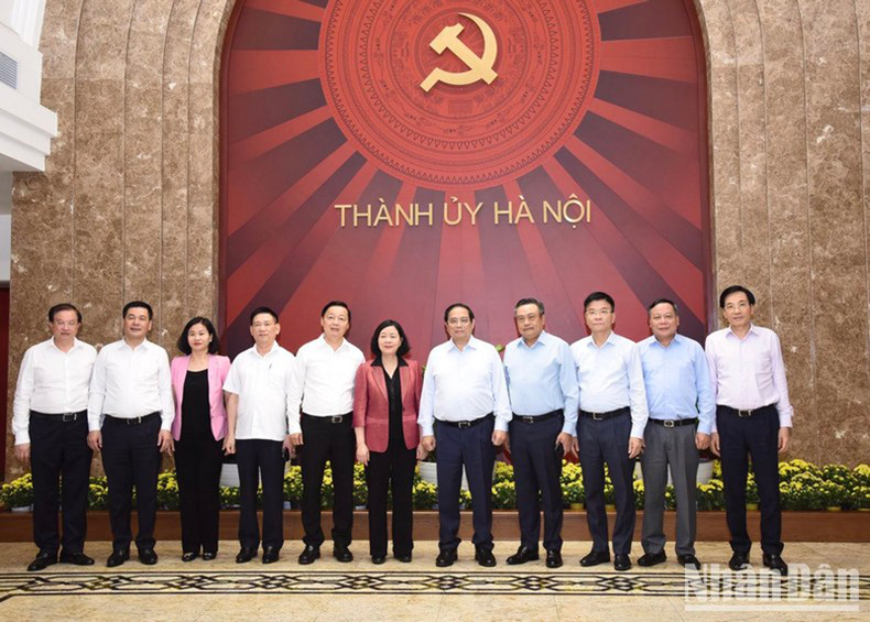 Премьер-министр Фам Минь Тьинь и ключевые руководители Постоянного бюро Парткома г. Ханоя. Фото: Чан Хай Премьер-министр Фам Минь Тьинь и ключевые руководители Постоянного бюро Парткома г. Ханоя. Фото: Чан Хай