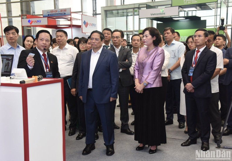 Премьер-министр Фам Минь Тьинь знакомится с услугами банка «Агрибанк».