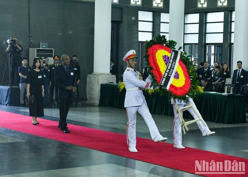 Делегация Вануату чтит память Генерального секретаря ЦК КПВ Нгуен Фу Чонга. Делегация Вануату чтит память Генерального секретаря ЦК КПВ Нгуен Фу Чонга.