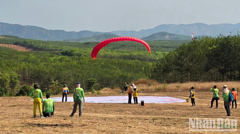 Судьи выставляют баллы спортсменам.