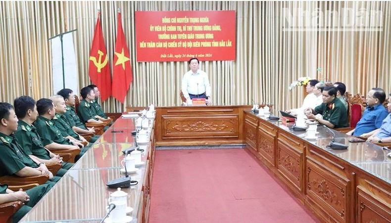 Товарищ Нгуен Чонг Нгиа выступает на рабочей встрече. Товарищ Нгуен Чонг Нгиа выступает на рабочей встрече.