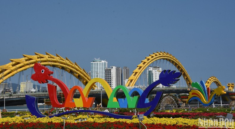 Изображение дракона стало изюминкой тэтской цветочной улицы в городе.