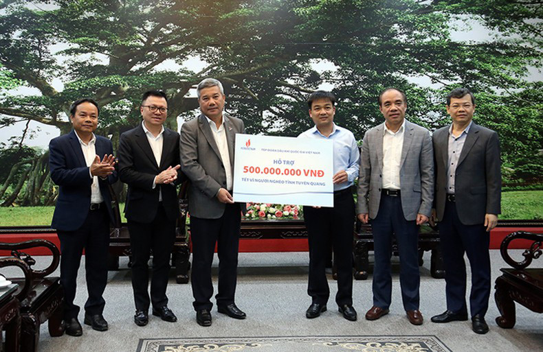 Руководители Вьетнамской нефтегазовой корпорации вручают 500 млн донгов в новогодний фонд для бедных в провинции Туенкуанг. Руководители Вьетнамской нефтегазовой корпорации вручают 500 млн донгов в новогодний фонд для бедных в провинции Туенкуанг.