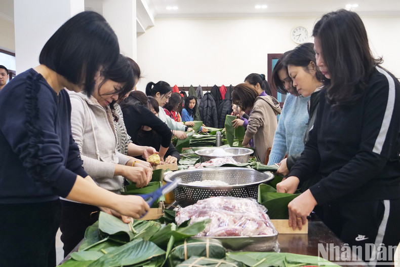 Многие члены профсоюза с энтузиазмом участвовали в приготовлении «баньтьынг». Фото: Хыу Хынг – Хо Куан