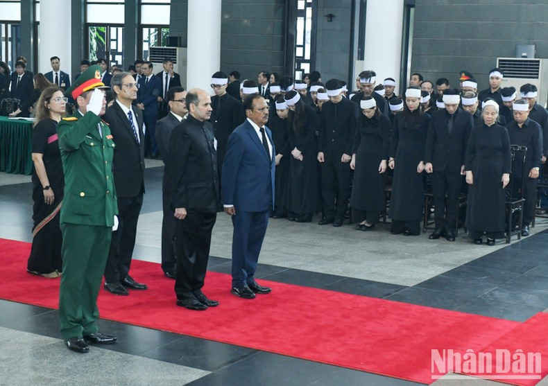 Делегация Индии чтит память Генерального секретаря ЦК КПВ Нгуен Фу Чонга. Делегация Индии чтит память Генерального секретаря ЦК КПВ Нгуен Фу Чонга.