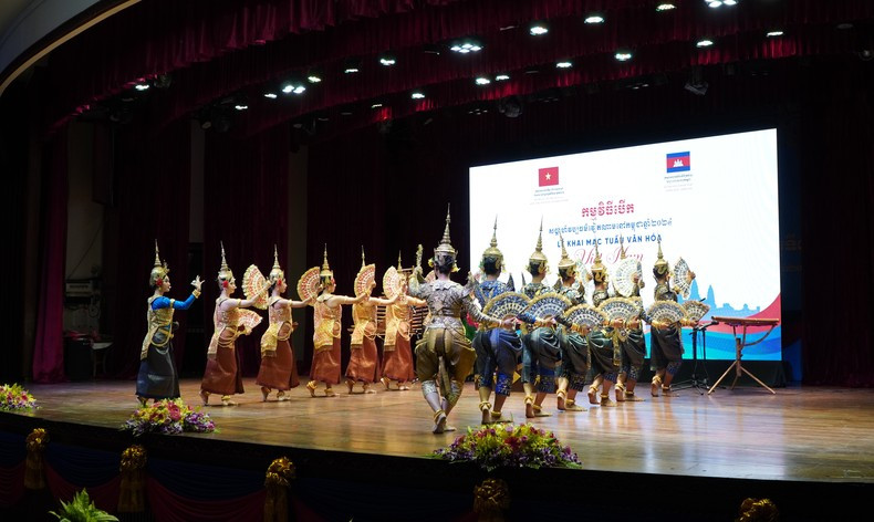Камбоджийские артисты исполняют традиционный кхмерский танец. Фото: Нгуен Хиеп
