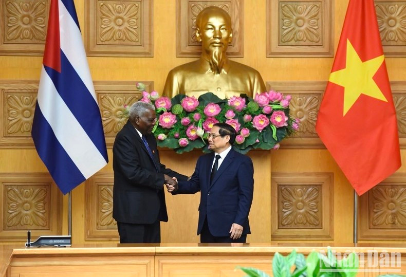 Премьер-министр Фам Минь Тьинь и Председатель Национальной ассамблеи народной власти Кубы Эстебан Ласо Эрнандес. Фото: Чан Хай Премьер-министр Фам Минь Тьинь и Председатель Национальной ассамблеи народной власти Кубы Эстебан Ласо Эрнандес. Фото: Чан Хай