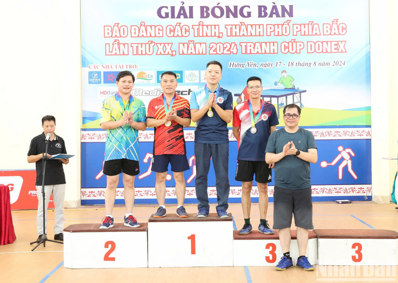 Журналисты Данг Нгок Хай (газета «Новый Ханой») и Фан Хюи Тханг (газета «Нянзан») завоевали первое место в парном разряде среди мужчин старше 45 лет. Журналисты Данг Нгок Хай (газета «Новый Ханой») и Фан Хюи Тханг (газета «Нянзан») завоевали первое место в парном разряде среди мужчин старше 45 лет.