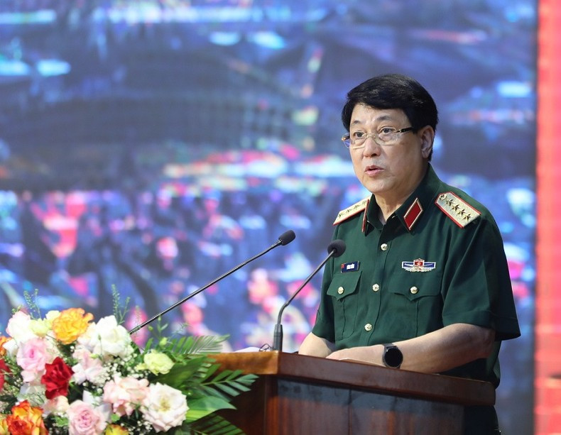 Генерал армии Лыонг Кыонг выступает на семинаре. Генерал армии Лыонг Кыонг выступает на семинаре.