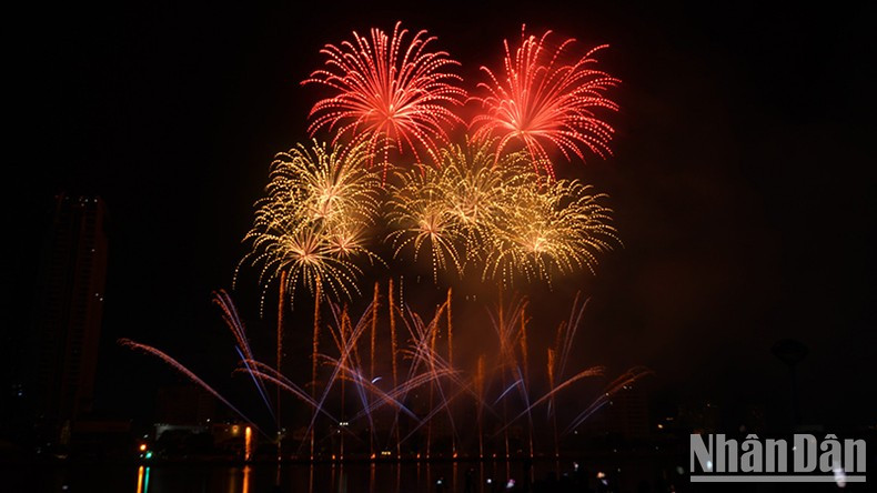 «Вечеринка» фейерверков.