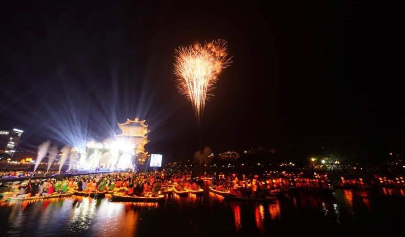 Фейерверк в рамках программы «PHOCO COUNTDOWN 2024» прошел в древнем городе Хоалы провинции Ниньбинь. Фото: PHOCOHOALU Фейерверк в рамках программы «PHOCO COUNTDOWN 2024» прошел в древнем городе Хоалы провинции Ниньбинь. Фото: PHOCOHOALU