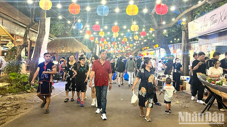 Гости прибывают на фестиваль в день открытия. Гости прибывают на фестиваль в день открытия.