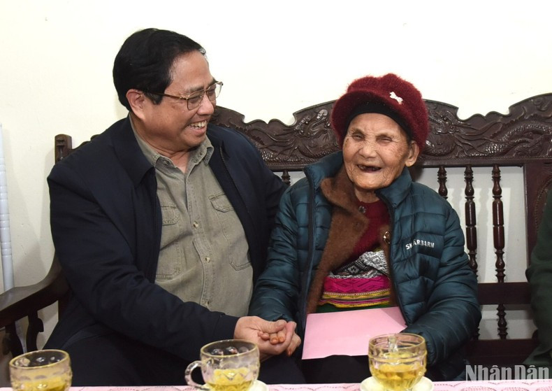 Премьер-министр выразил глубокую благодарность Партии и Государства за жертвы семьи и большой вклад в борьбу за национальное освобождение. Премьер-министр выразил глубокую благодарность Партии и Государства за жертвы семьи и большой вклад в борьбу за национальное освобождение.