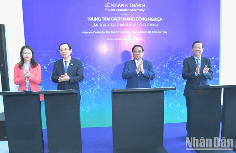 Премьер-министр Фам Минь Тьинь и делегаты оставляют электронные подписи на память по случаю церемонии. Фото: Тхань Жанг Премьер-министр Фам Минь Тьинь и делегаты оставляют электронные подписи на память по случаю церемонии. Фото: Тхань Жанг