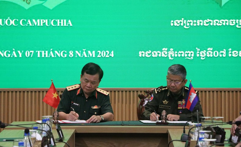Главы двух делегаций подписывают протокол 7-го диалога по оборонной политике между Вьетнамом и Камбоджей. Фото: Нгуен Хиеп Главы двух делегаций подписывают протокол 7-го диалога по оборонной политике между Вьетнамом и Камбоджей. Фото: Нгуен Хиеп