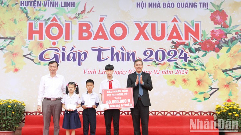 Постоянный заместитель секретаря Парткома провинции, Председатель Народного совета провинции Куангчи Нгуен Данг Куанг и представители газеты «Нянзан» вручают подарки ученикам в общине Виньшон уезда Виньлинь. Постоянный заместитель секретаря Парткома провинции, Председатель Народного совета провинции Куангчи Нгуен Данг Куанг и представители газеты «Нянзан» вручают подарки ученикам в общине Виньшон уезда Виньлинь.