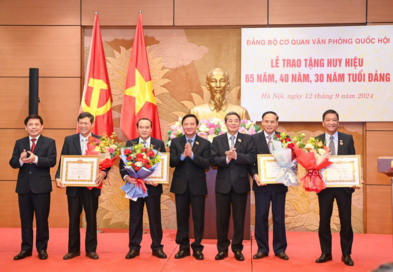 Заместители председателя НС Нгуен Кхак Динь и Нгуен Дык Хай вручают знаки «40 лет членства в КПВ». Заместители председателя НС Нгуен Кхак Динь и Нгуен Дык Хай вручают знаки «40 лет членства в КПВ».