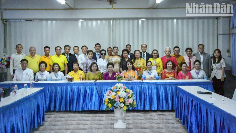 Заместитель министра Ле Тхи Тху Ханг фотографируется с вьетнамцами. Фото: Динь Чыонг Заместитель министра Ле Тхи Тху Ханг фотографируется с вьетнамцами. Фото: Динь Чыонг