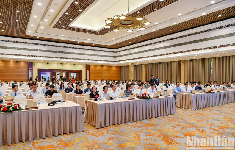 Общий вид пресс-конференции. Общий вид пресс-конференции.