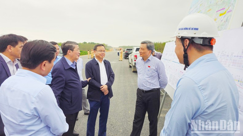 Товарищ Нгуен Дык Хай заслушивает отчет о ходе строительства скоростной автомагистрали Камло-Ваннинь. Товарищ Нгуен Дык Хай заслушивает отчет о ходе строительства скоростной автомагистрали Камло-Ваннинь.