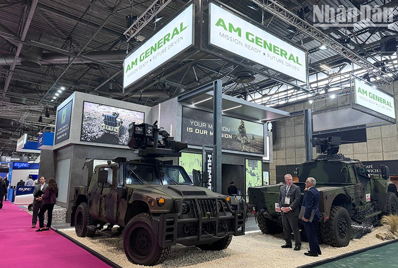 На выставке представлена военная техника нового поколения. Фото: Минь Зюи
