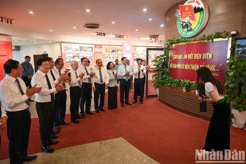 Здесь члены делегации выслушали информацию о победе в битве при Дьенбьенфу – блестящем «золотом моменте» в истории борьбы и защиты независимости нашей страны.