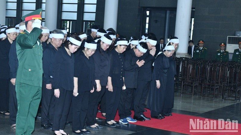 Супруга Генерального секретаря ЦК КПВ Нгуен Фу Чонга вместе с детьми, внуками, членами семьи по отцовской и материнской линии чтит его память. Супруга Генерального секретаря ЦК КПВ Нгуен Фу Чонга вместе с детьми, внуками, членами семьи по отцовской и материнской линии чтит его память.