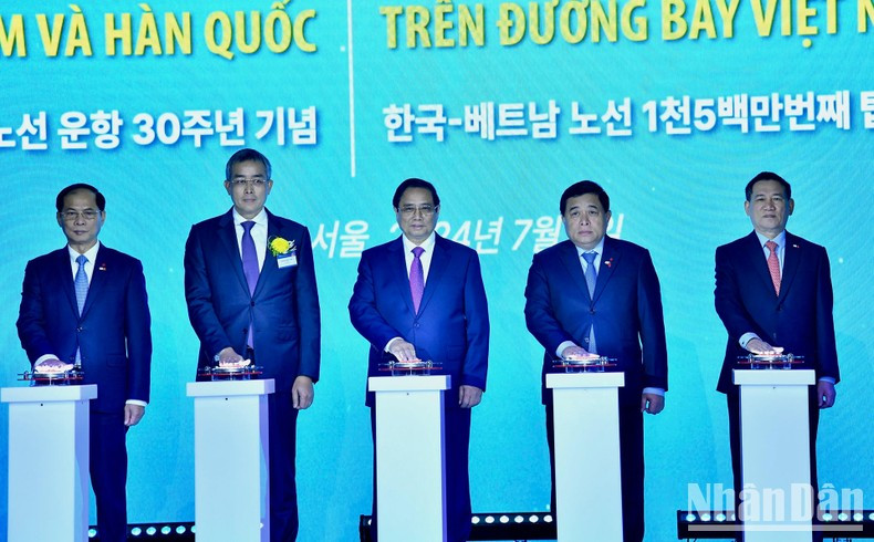 Премьер-министр Фам Минь Тьинь и делегаты нажимают кнопки в знак празднования 30-летия открытия прямого авиарейса между Вьетнамом и Южной Кореей. Фото: Тхань Жанг Премьер-министр Фам Минь Тьинь и делегаты нажимают кнопки в знак празднования 30-летия открытия прямого авиарейса между Вьетнамом и Южной Кореей. Фото: Тхань Жанг