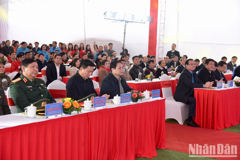 Премьер-министр Фам Минь Тьинь и руководители на мероприятии. Фото: Чан Хай Премьер-министр Фам Минь Тьинь и руководители на мероприятии. Фото: Чан Хай