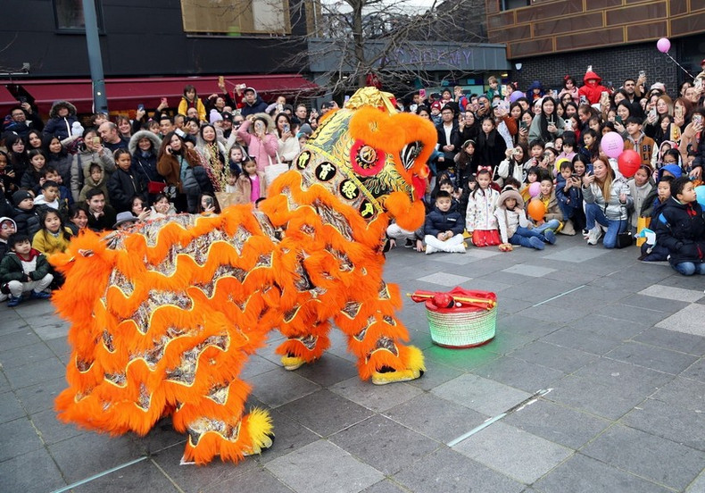 Участники мероприятия наслаждаются номером танца льва. Фото: ВИА