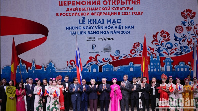 Делегаты поздравляют артистов.