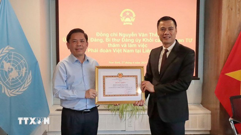 Товарищ Нгуен Ван Тхэ вручает похвальную грамоту Постоянной миссии Вьетнама при ООН. Фото: ВИА Товарищ Нгуен Ван Тхэ вручает похвальную грамоту Постоянной миссии Вьетнама при ООН. Фото: ВИА